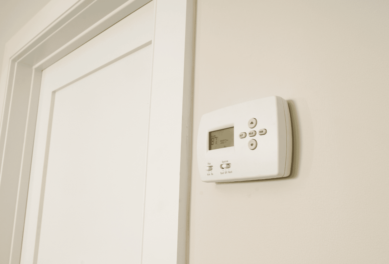 A picture of a thermostat. 